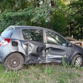Auto kommt von Fahrbahn ab