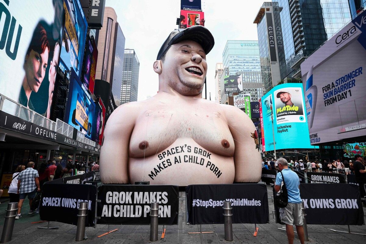 Eine aufblasbare Elon-Musk-Puppe, die gegen Musks KI Grok protestiert, steht auf dem Times Square in New York. Musks SpaceX befindet sich seit Donnerstag auf der Zielgeraden vor dem erwarteten Börsengang an der Wall Street.