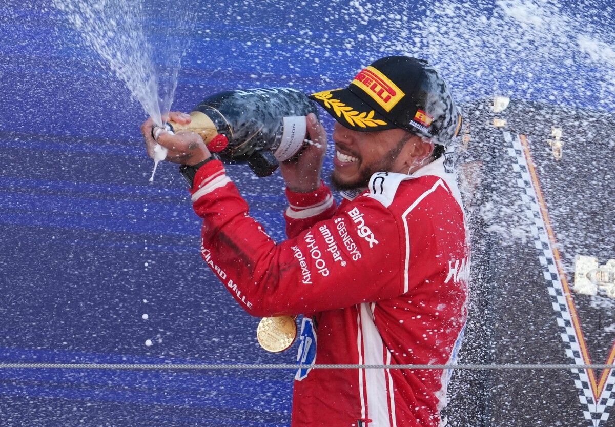Er ist zurück und feiert ausgelassen seinen ersten Grand-Prix-Sieg für Ferrari: Rekord-Weltmeister Lewis Hamilton.⇒apa