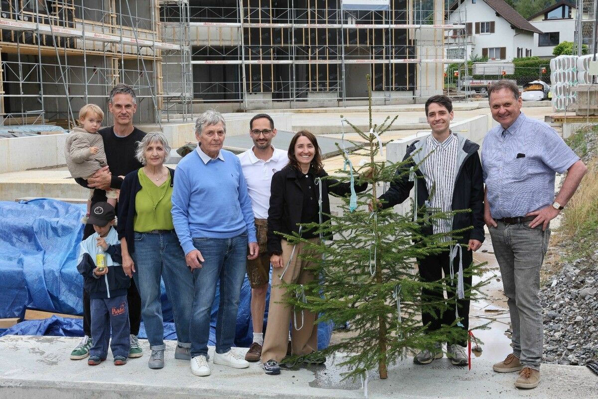 Familie Gstöhl mit dem Firstbaum.⇒ame (3)