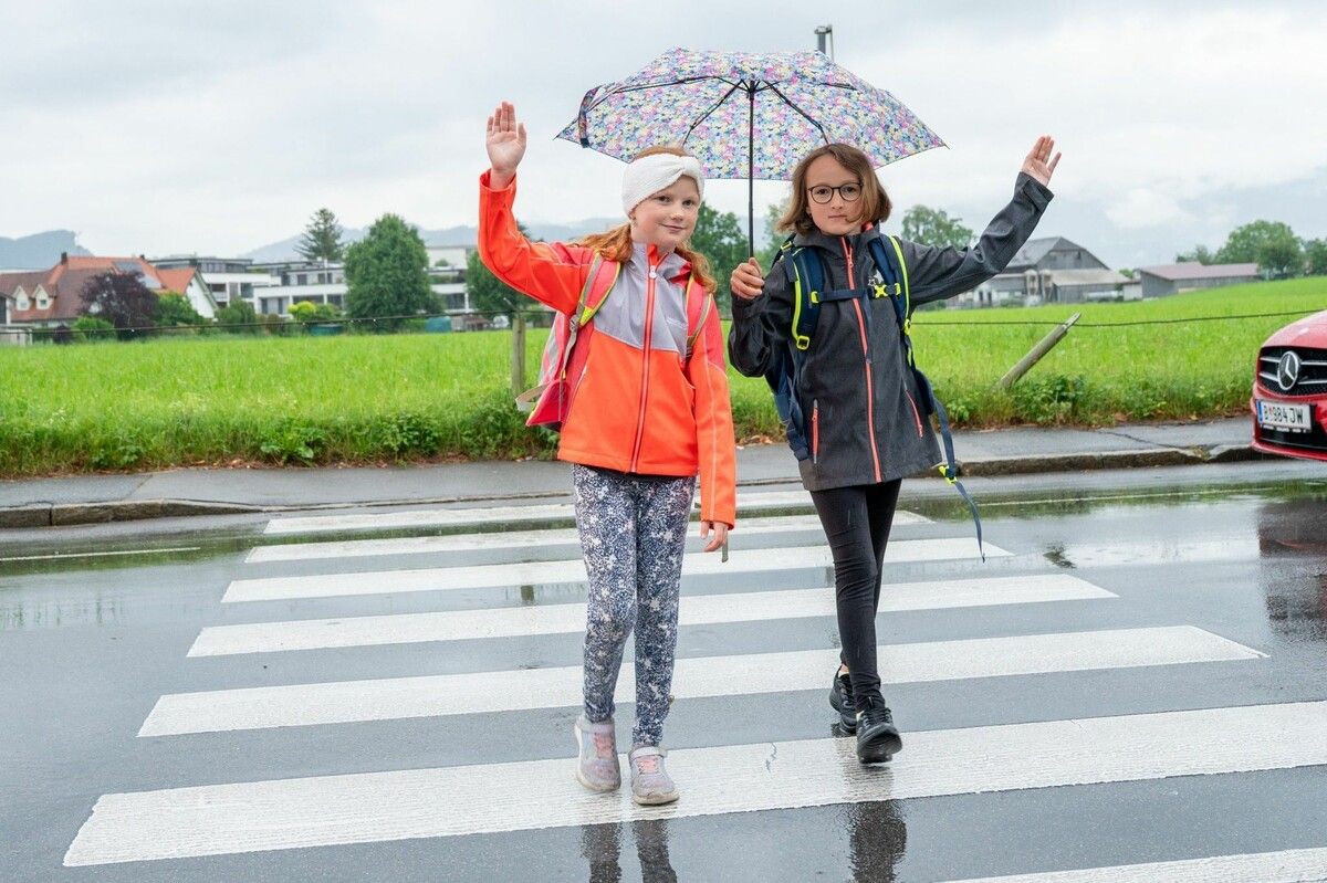Felicia und Lorena auf dem Schutzweg vor der Schule am See in Hard.⇒VN/Serra