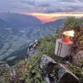 Sonnwendfeuer vor beeindruckender Bergkulisse