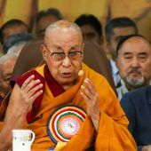 Dalai Lama vor Knie-Eingriff