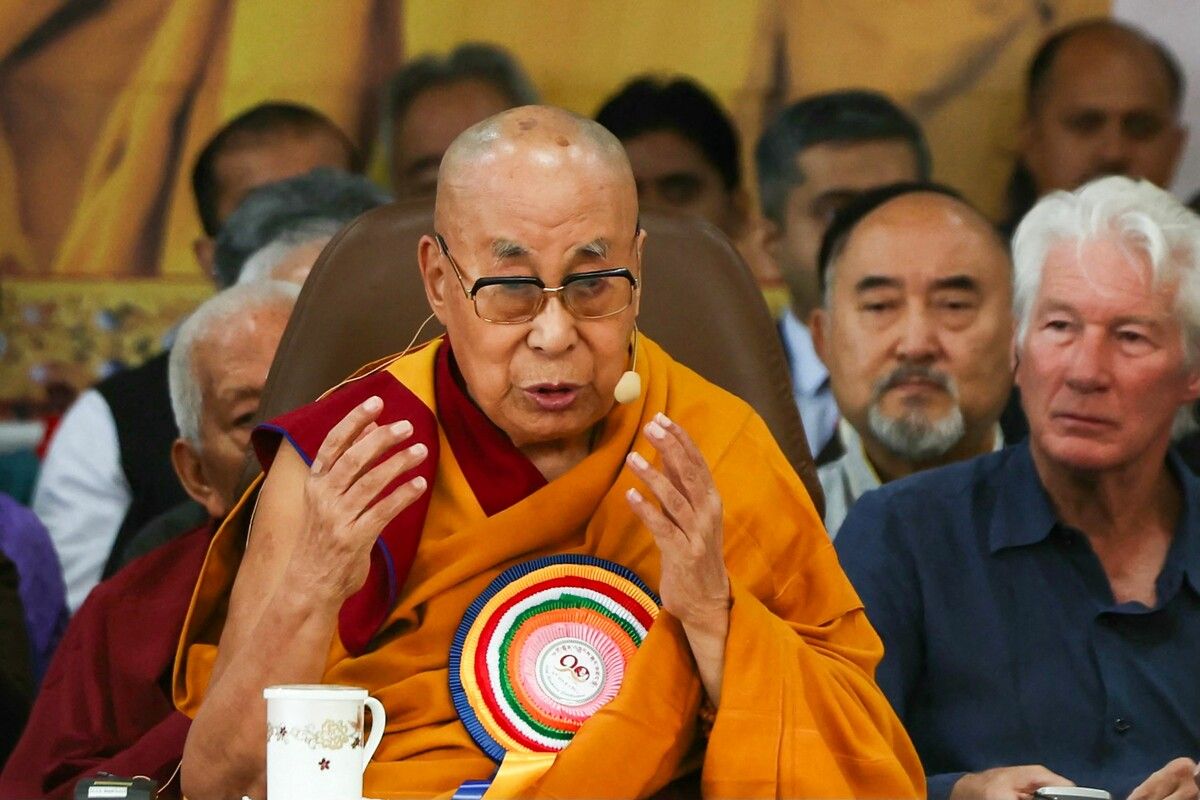 Dalai Lama vor Knie-Eingriff
