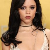 Jenna Ortega als Roboter