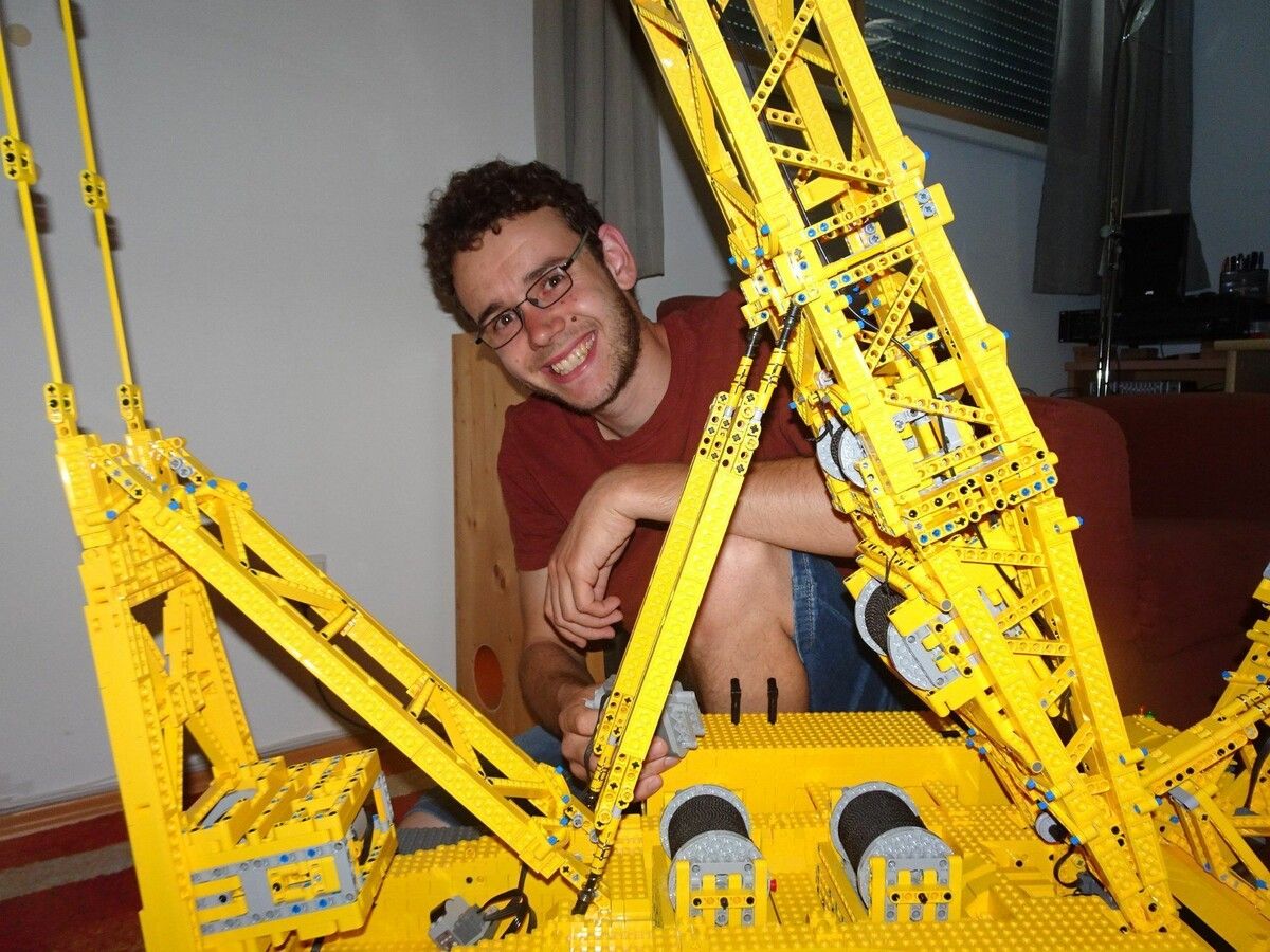 Simon Sohler in seinem Element – er baut für den Tag der offenen Tür bei Liebherr einen LR 13000 Raupenkran aus Lego.⇒sohler (4)