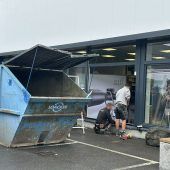 Pkw-Rammbock scheitert an Waffengeschäft. »A8