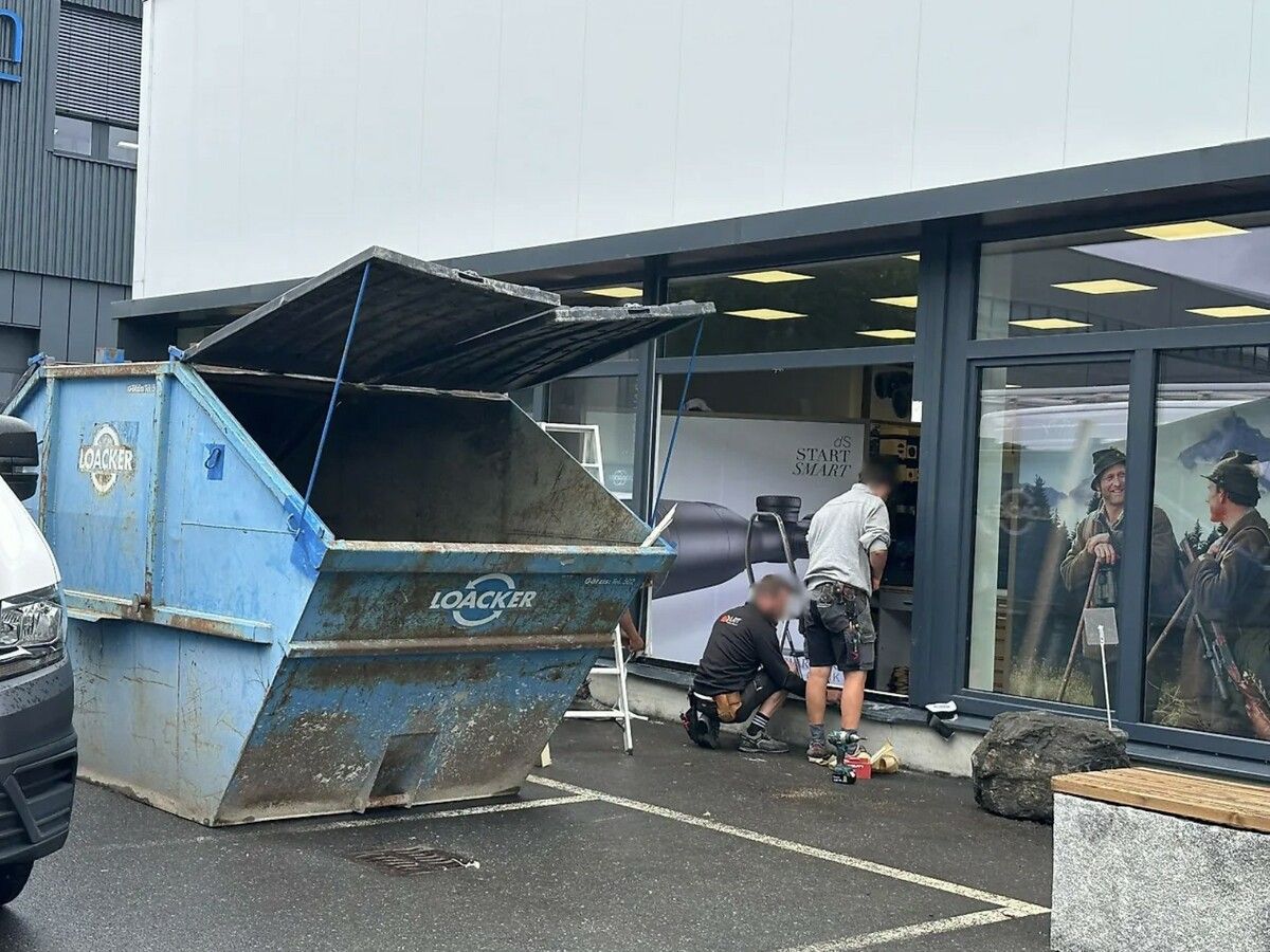 Pkw-Rammbock scheitert an Waffengeschäft. »A8