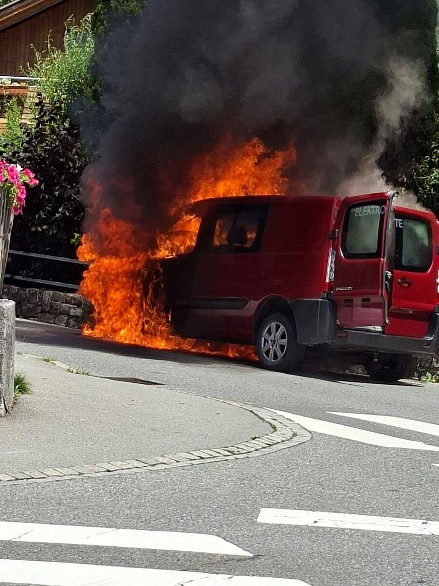 Auto in Vollbrand