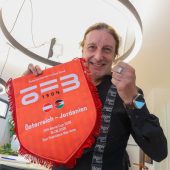 Herwig Jäger zeigt ÖFB-WM-Wimpel aus Hohenems. »C1