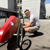Kühne Schüler in ihren tollen Seifenkisten