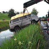 Kleinbus im Kanal