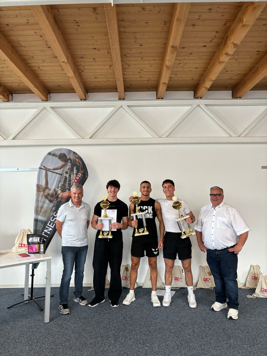 Fit Beim Landeslehrlingswettbewerb der Fitnessbetreuer stellten sich heuer acht Lehrlinge der Herausforderung. Den ersten Platz sicherte sich Taim Al Taweel vom Lehrbetrieb Branner Fitness vor Felix Keller vom Lehrbetrieb Magic Fit Dornbirn sowie Nicolas Schäffl vom Lehrbetrieb SK Fitness GmbH.⇒ wkv