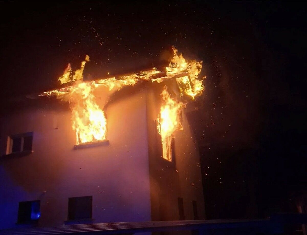 Flammen schlagen aus dem Wohnhaus in der Bäumlegasse in Dornbirn.⇒Vlach