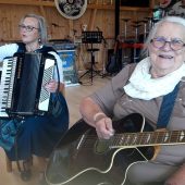 Wo die Gitarre erklang, war sie mittendrin