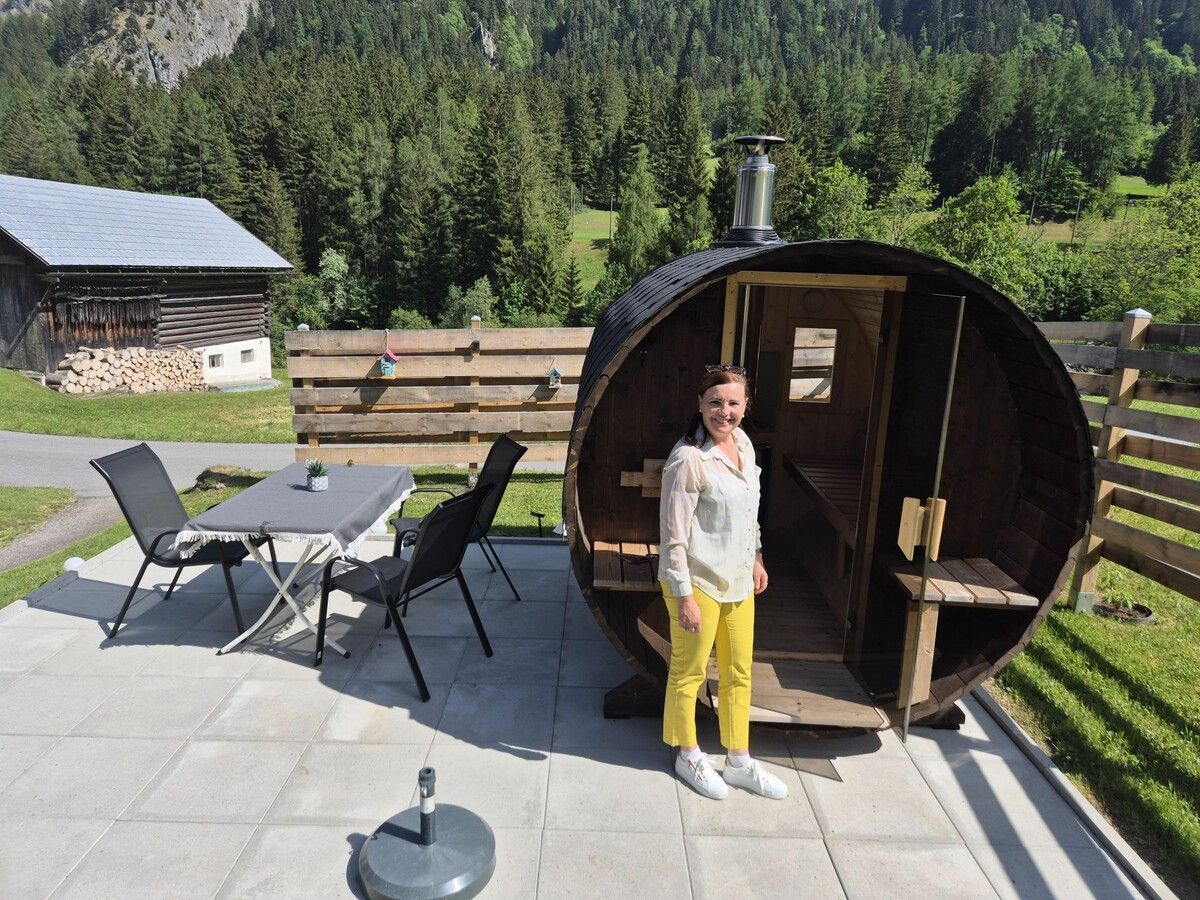 Gertrud Neurauter muss die neue Fasssauna zusperren, obwohl sie noch nicht einmal in Betrieb gegangen ist. ⇒JUN