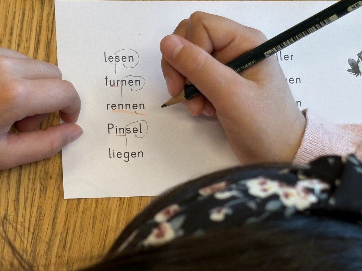 Götzner Volksschüler lernen Lesen und Schreiben mit besonderen Hilfsmitteln wie dem Lasso. ⇒ECK