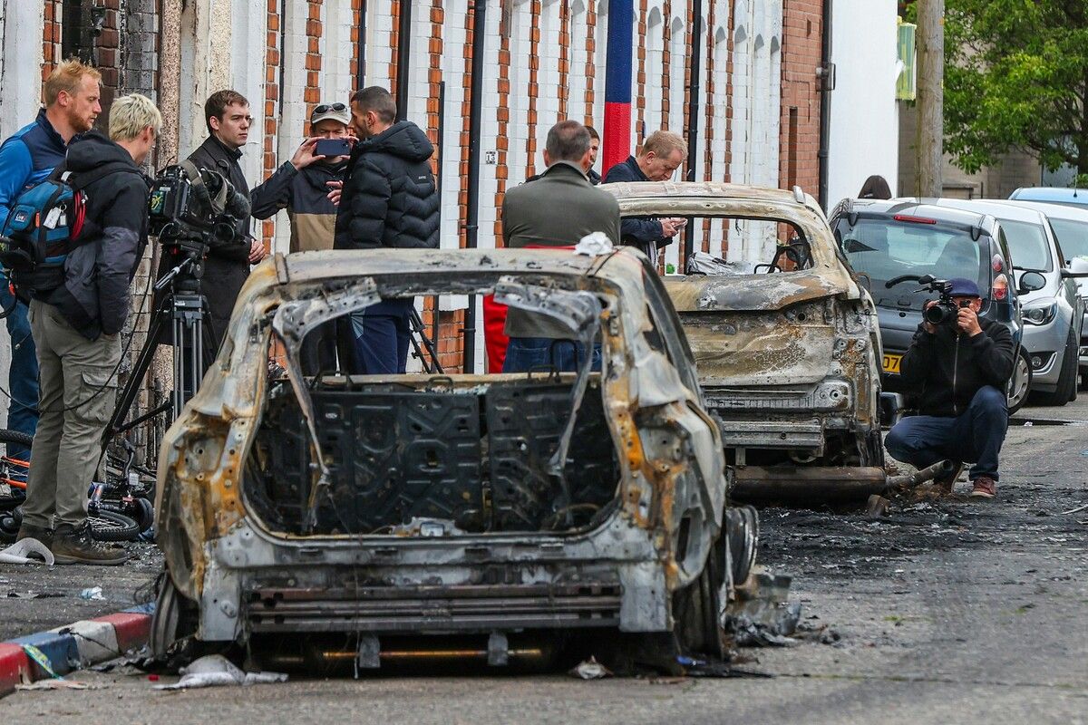 Im Zuge von Protesten sind in der nordirischen Hauptstadt Belfast mehrere Fahrzeuge und Geschäfte in Brand gesetzt worden.⇒AFP