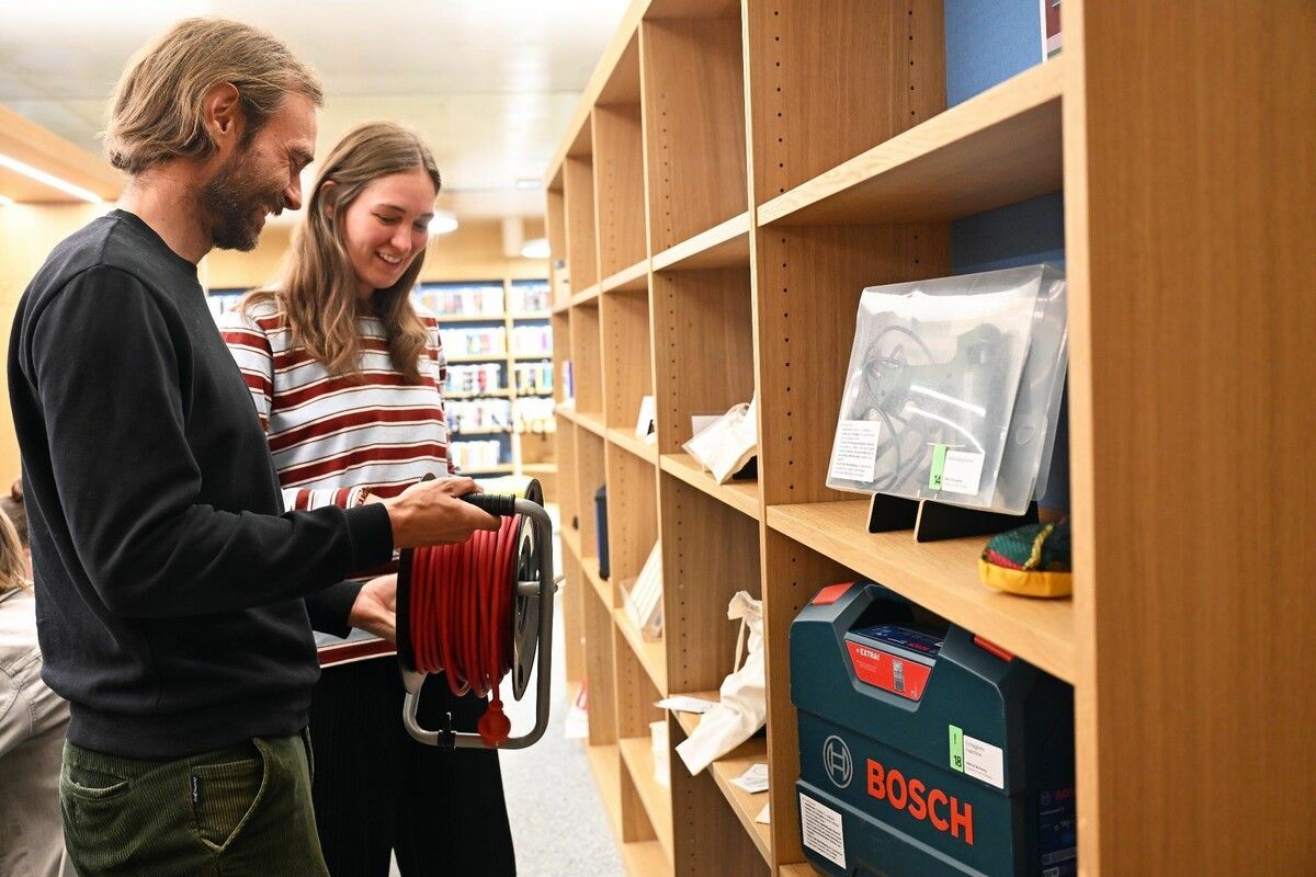 In der Bibliothek der Dinge können Gegenstände ausgeliehen werden, die im Alltag oft nur gelegentlich gebraucht werden. ⇒Lcf (5)