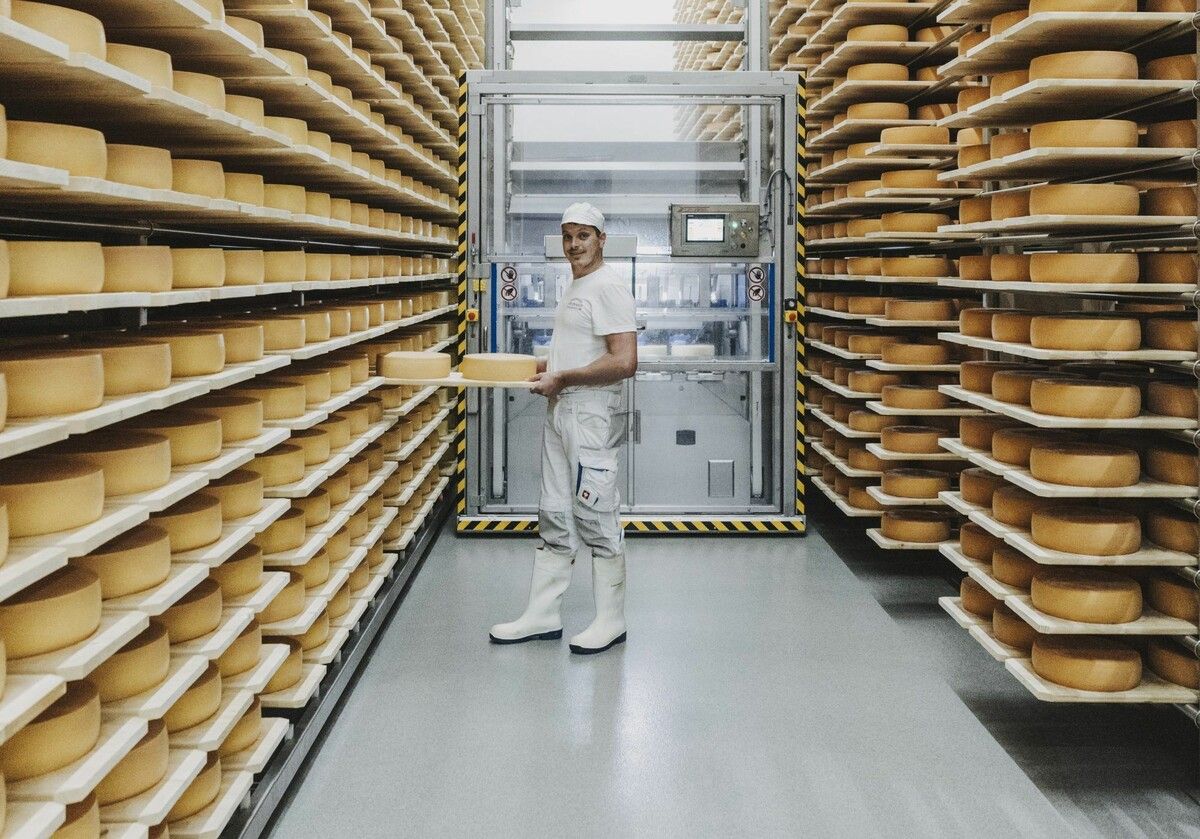 In der Dorfsennerei wird Christoph Schwarzmann über die Käseproduktion informieren.⇒Erwin Moosbrugger