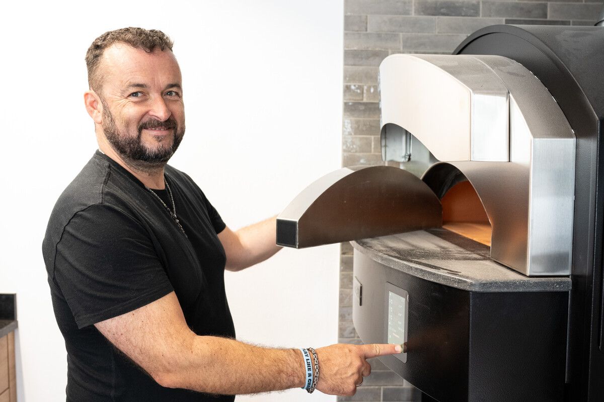 In diesem Pinsa-Ofen will Christoph Piringer in seinem neuen Vorkoster ganz besondere Pizzen backen. ⇒VN/Serra