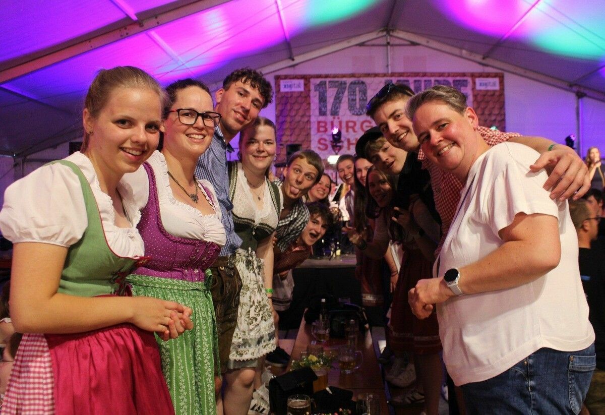 In Dirndl und Lederhosen feierten viele das Jubiläum der Schwarzacher Bürgermusik mit – und wurden dabei immer wieder im wahrsten Sinne des Wortes „von den Sitzen gerissen“.⇒stp (3)