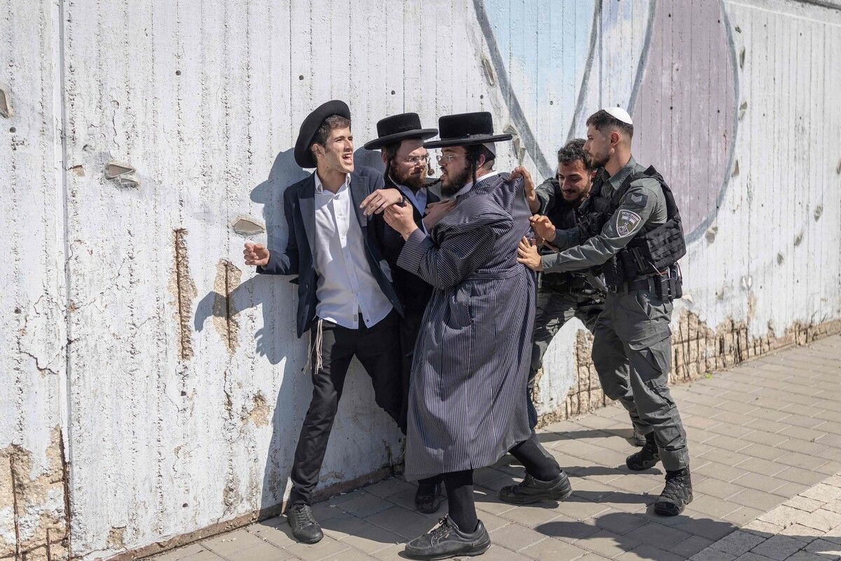 Israelische Sicherheitskräfte vertreiben ultraorthodoxe Juden, die aus Protest gegen die jüngsten Festnahmen ultraorthodoxer Wehrdienstverweigerer den Eingang zur Abu-Kabir-Haftanstalt in Tel Aviv blockieren.