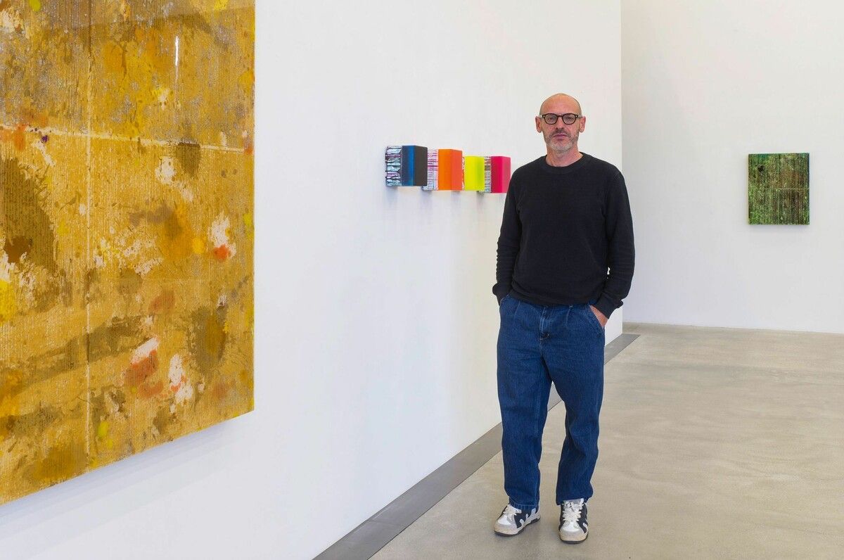 Ivan De Menis zeigt in der Galerie Maximilian Hutz Arbeiten zwischen minimalistischer Strenge, leuchtender Farbe und skulpturalem Volumen.⇒Günter König