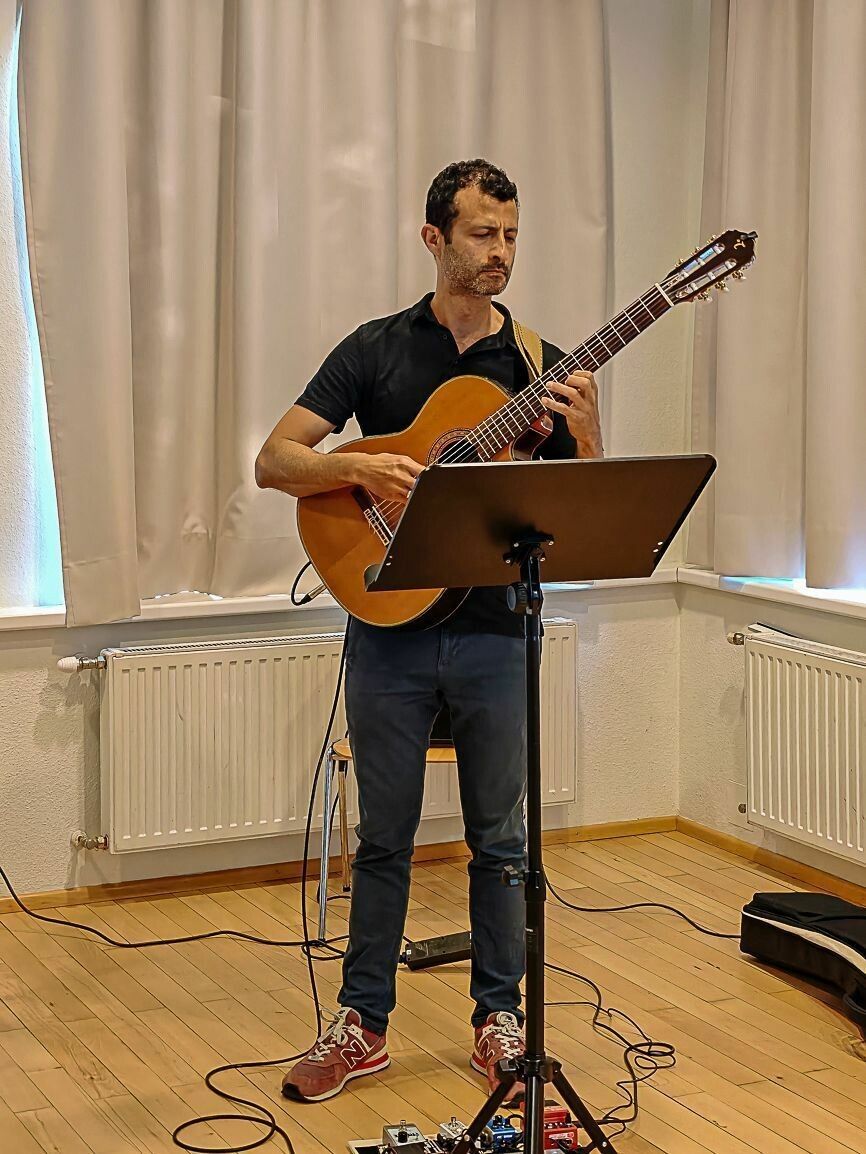 Julián Torres an der Gitarre. ⇒Gemeinde