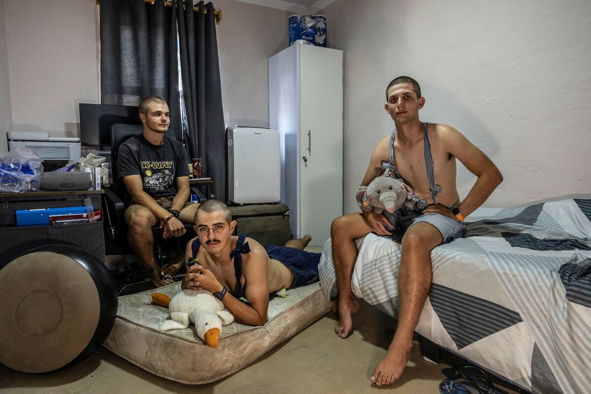 Junge Männer posieren im Jungenwohnheim von Orania, einer von Afrikaanern gegründeten Siedlung zur Bewahrung ihrer Kultur und Selbstbestimmung.
