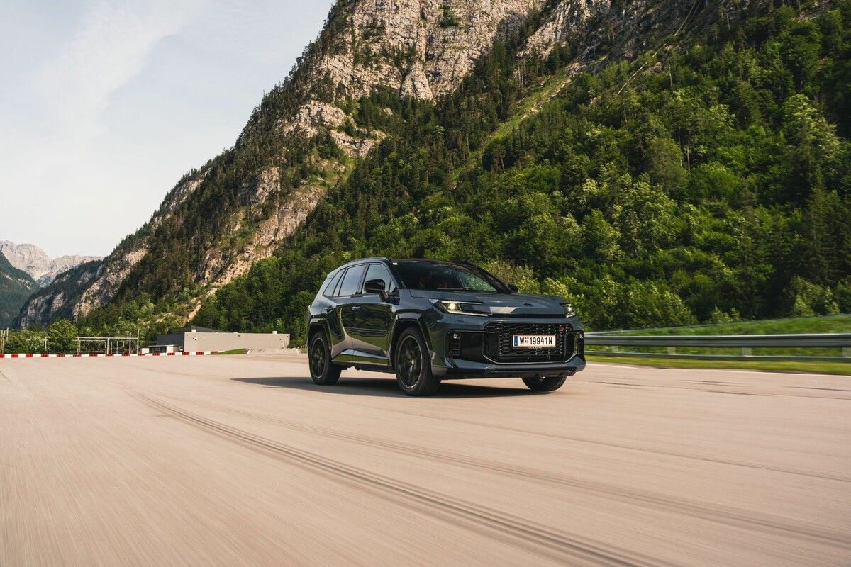 Kantiger als bisher, aber ungebrochen robuster Look: Der Toyota RAV4 bleibt auch in sechster Generation seinem Tugenden treu. ⇒Tobler