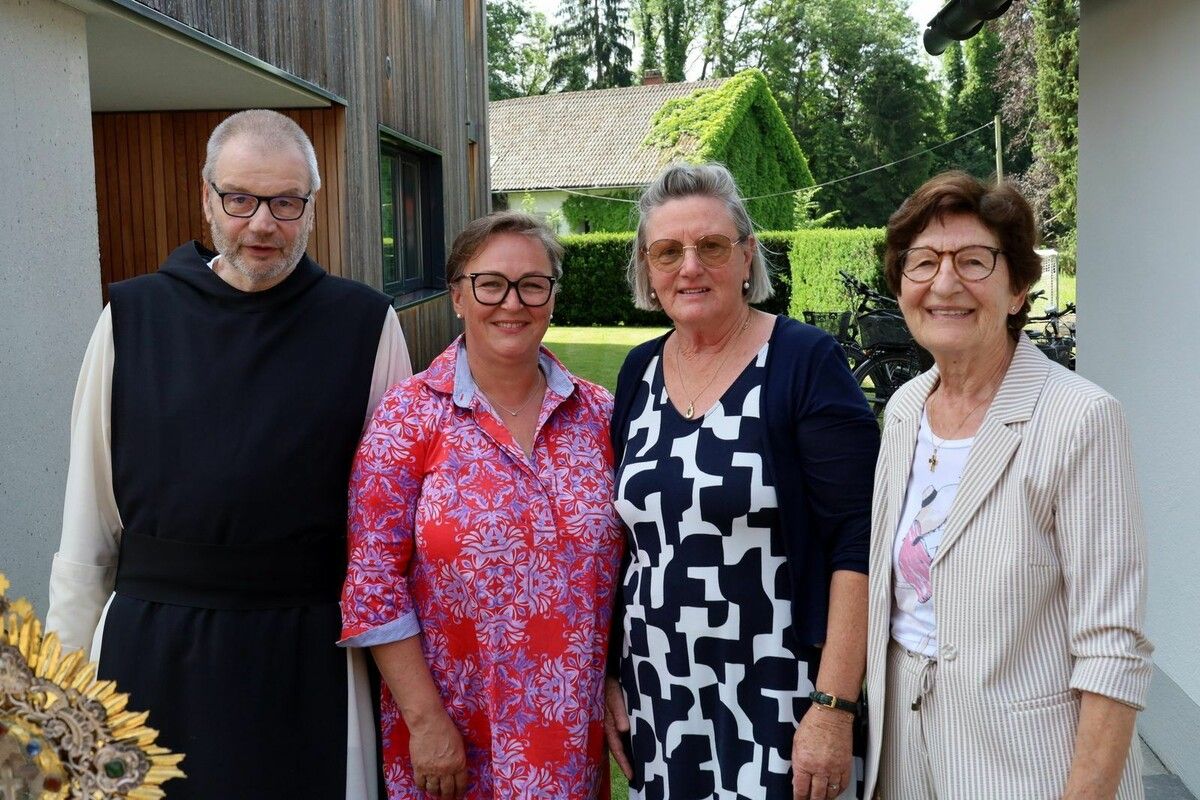 Kapellengemeinschaftsobfrau Waltraud Immler (2. v. l.) mit Pater Dominikus und Helfern von der Pfarre.⇒chf