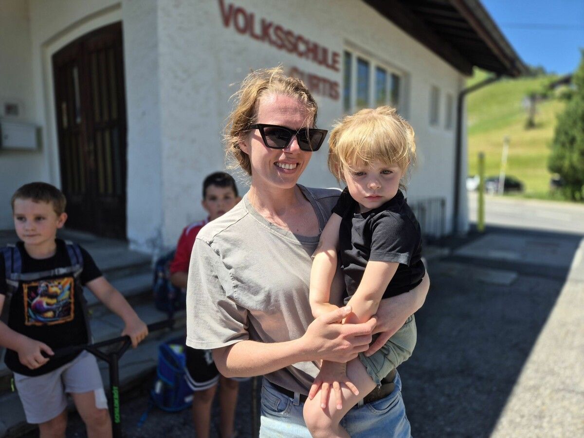 Kathrin Kreidl mit Frieda: In wenigen Jahren würden wieder 20 Kinder die Volksschule Gurtis besuchen.