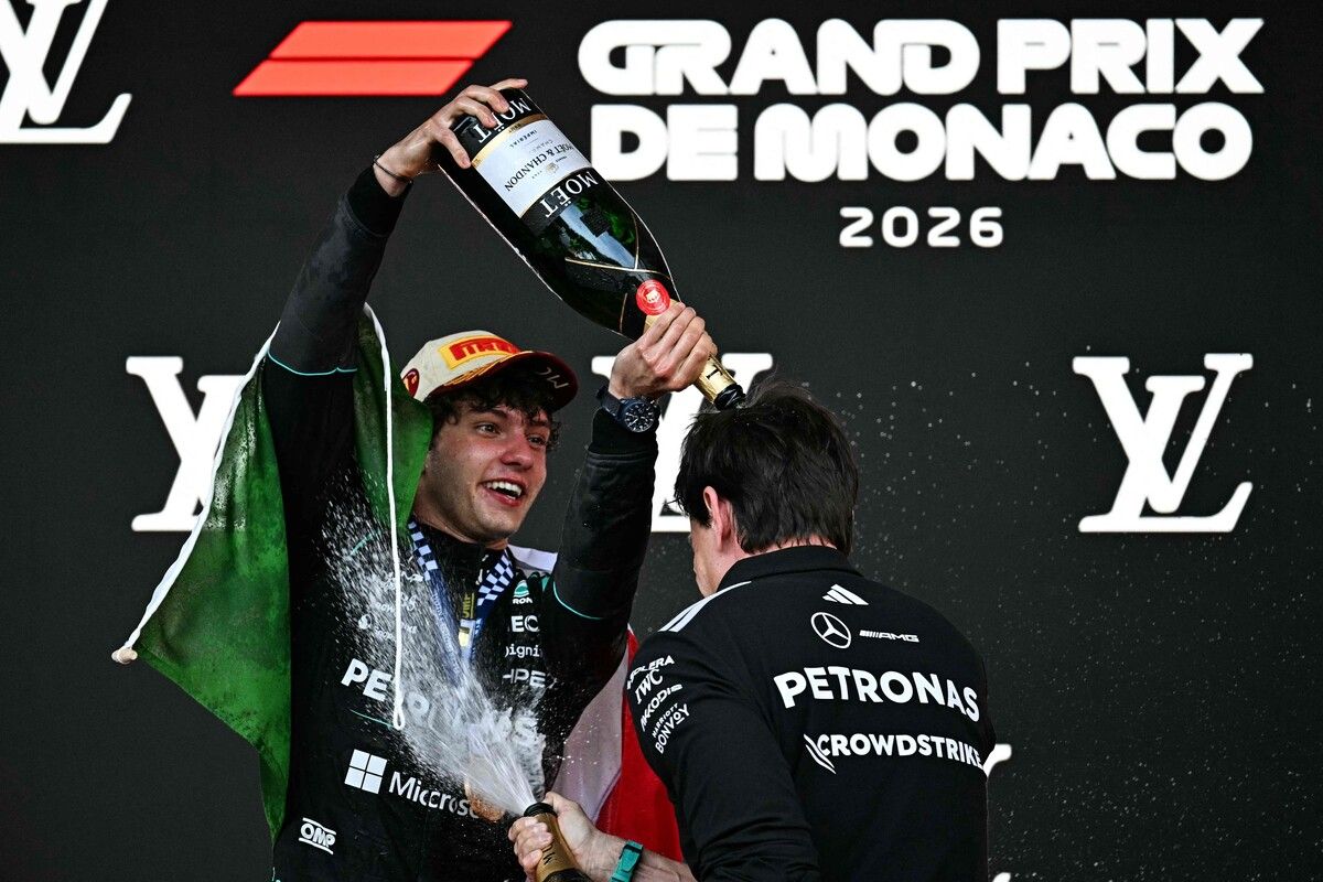 Kimi Antonelli und Mercedes-CEO Toto Wolff bei der Sektdusche. ⇒APA