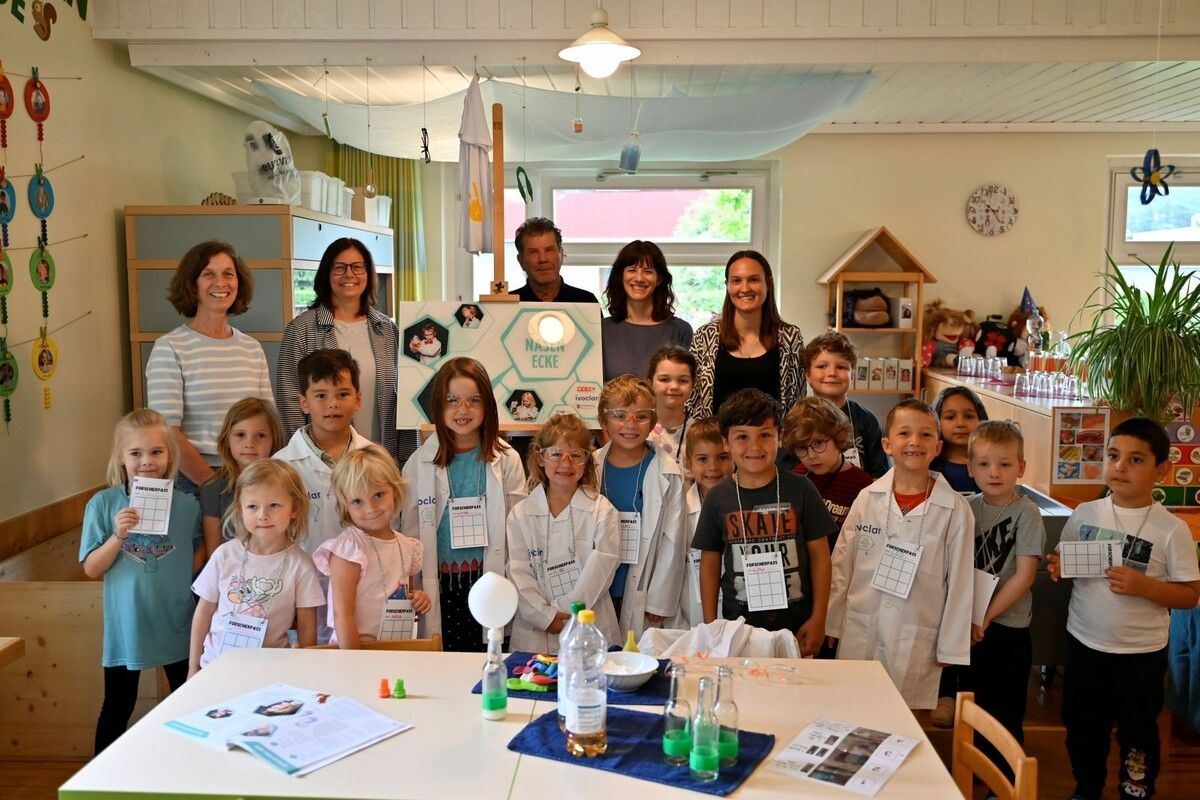 Kinder und Pädagoginnen des Kindergarten Montfort mit Bianca Bitschnau-Schagginger (Marktgemeinde Rankweil), Bgm. Katharina Wöß-Krall, Norbert Preg (MINT-Region Vorderland / am Kumma), Elisabeth Graf (WK Vorarlberg). ⇒Marktgemeinde Rankweil