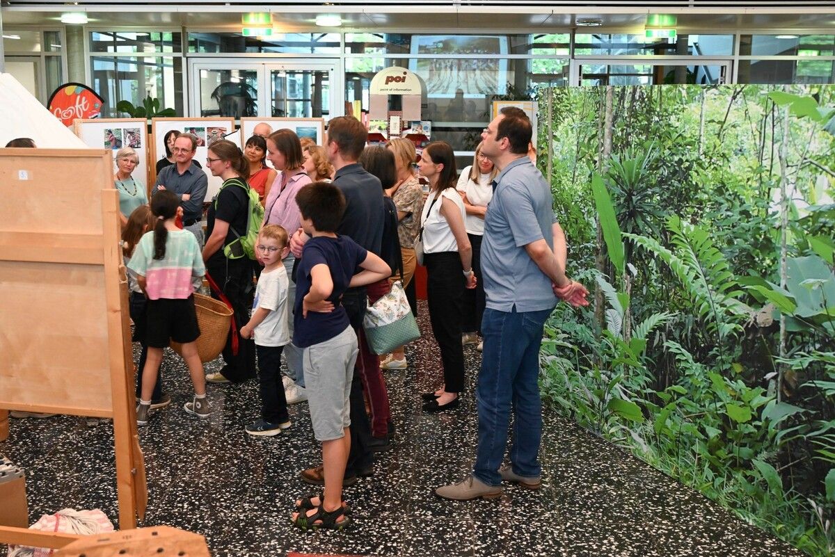 „Klima:verbündet“ lautet der Titel der Erlebnisausstellung vom Klimabündnis Vorarlberg, die aktuell im Bundesgymnasium Lustenau zu sehen ist.⇒Bvs (4)