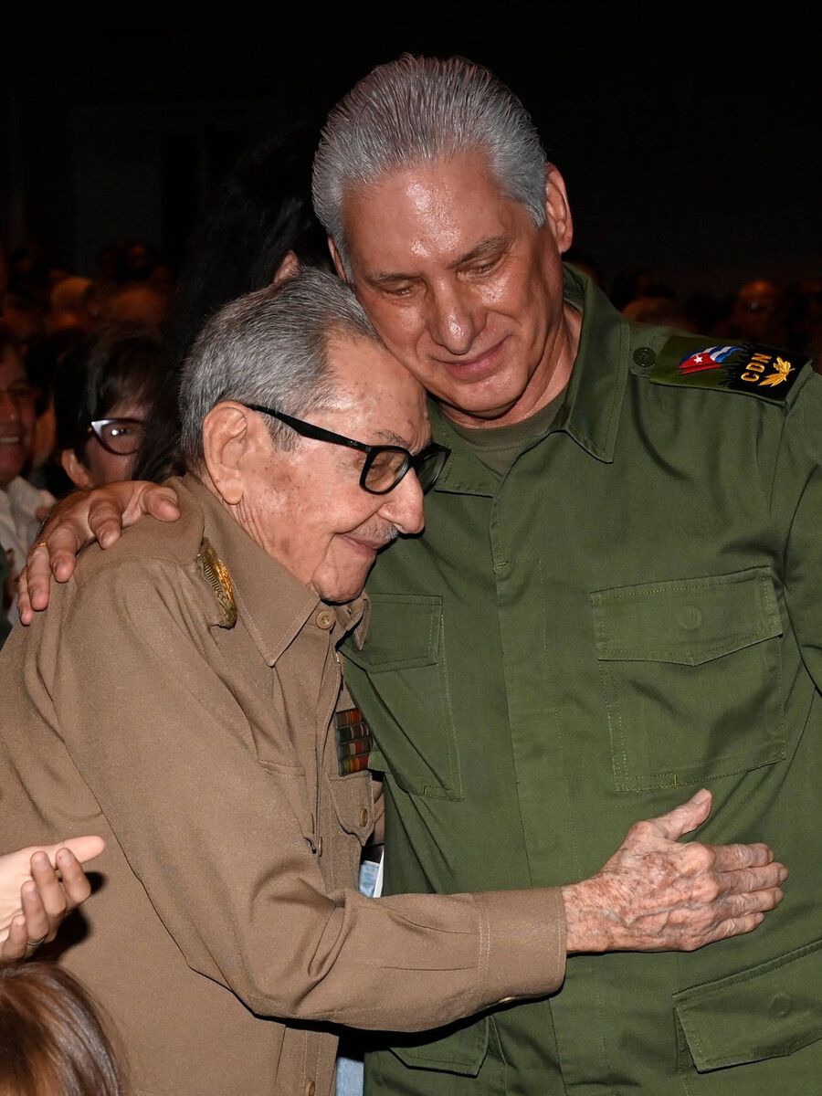 Kubas Präsident Díaz-Canel (r.) umarmt Ex-Präsident Castro zu dessen 95. Geburtstag.