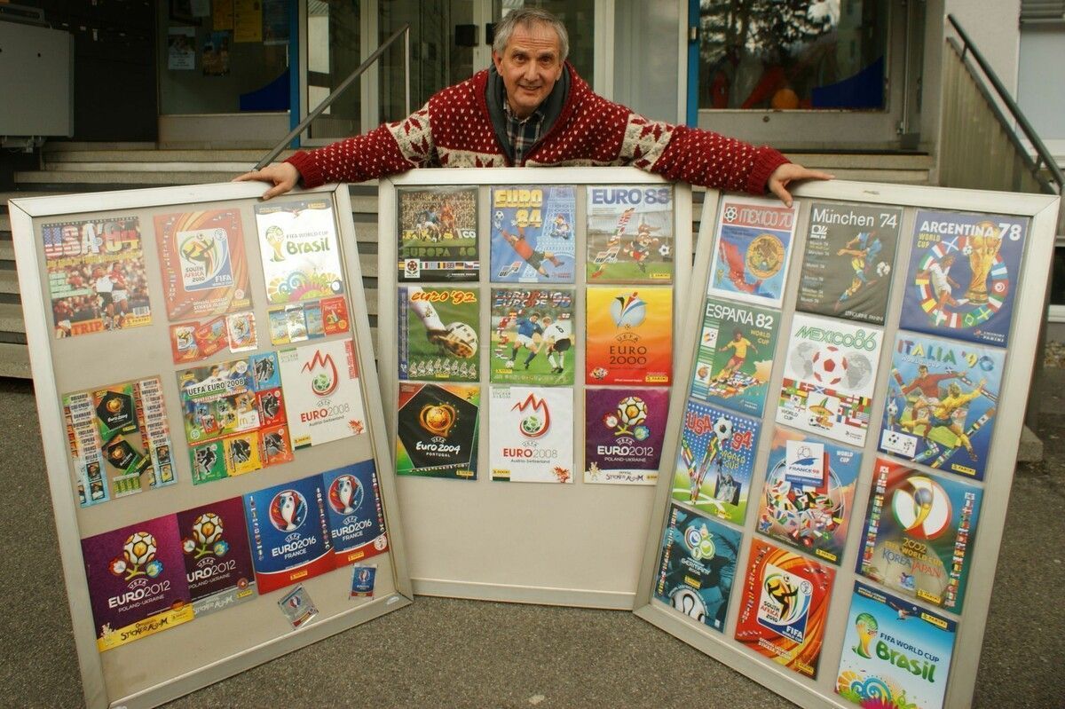 Kurt Prenner-Platzgummer zeigt im GWL in Bregenz seine Sammlung sämtlicher Panini-Fußball-Stickeralben.
