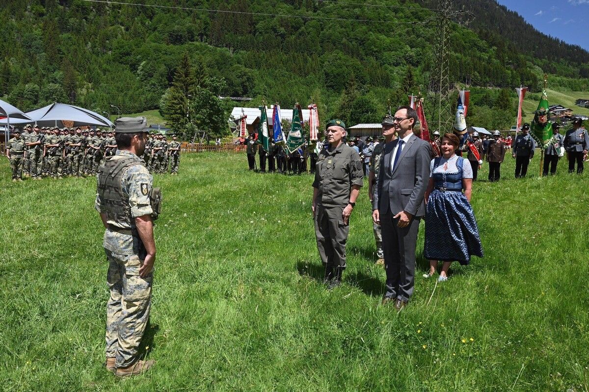 Landeshauptmann Markus Wallner (2. v. r.) und Bürgermeisterin Barbara Mathies verfolgten in Klösterle die Angelobung von 280 Rekruten aus Vorarlberg und Tirol.