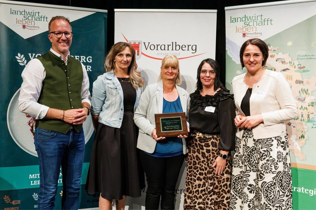 LR Christian Gantner (li.) und Landtagsvizepräsidentin Monika Vonier (re.) gratulieren Rusmina Zulic, Daniela Schoder und Petra Kegele (v. li.) vom Bildungscampus zur Auszeichnung.⇒bernd hofmeister