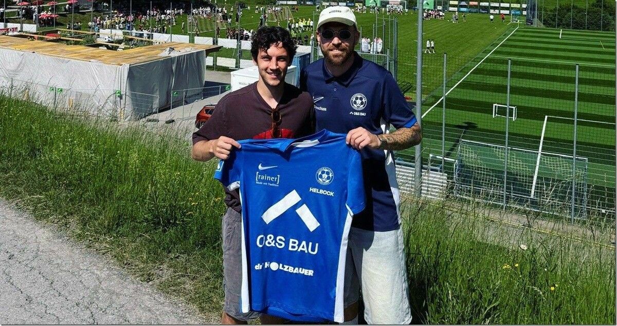 Max Lampert (l.) mit Sportchef Philipp Hörmann bei der Unterzeichnung. ⇒Verein (2)