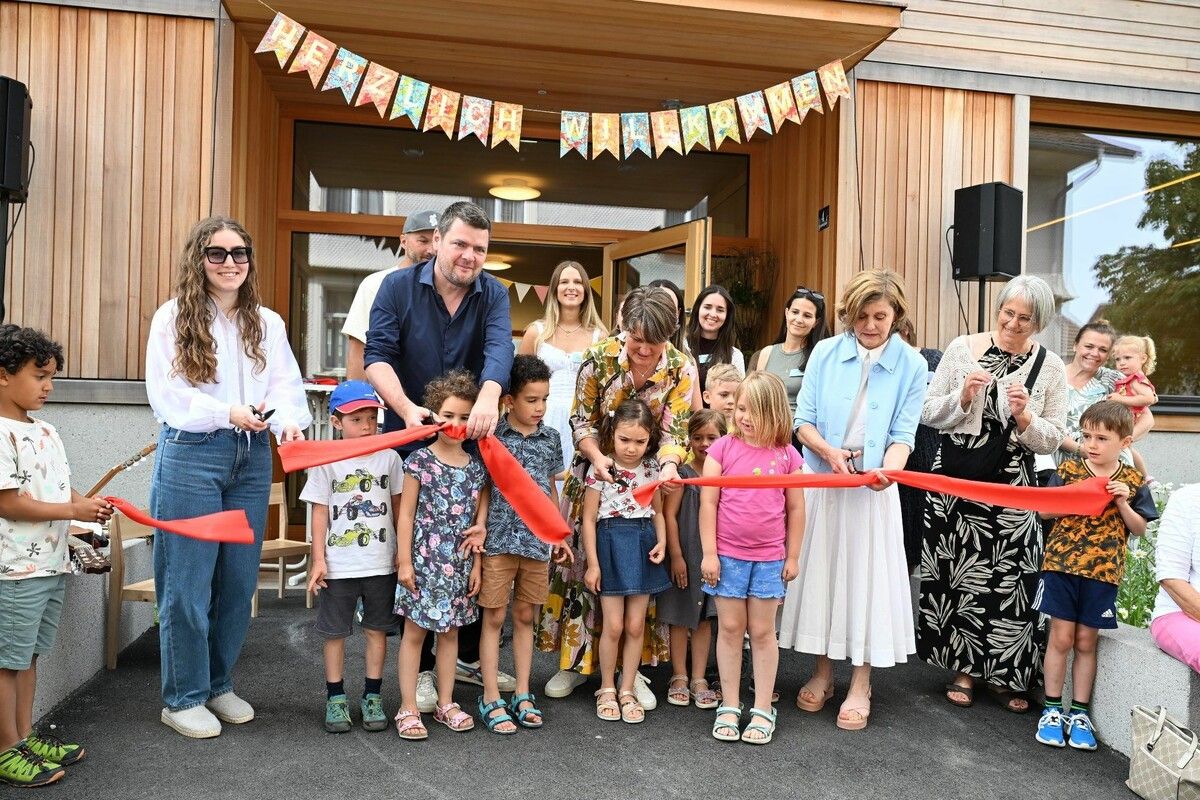 Mit dem traditionellen Banddurchschnitt wurde das neue Kinderhaus offiziell seiner Bestimmung übergeben.⇒lcf (3)