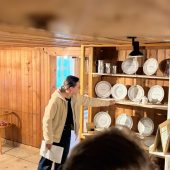 Touristiker im Museum in Sonntag