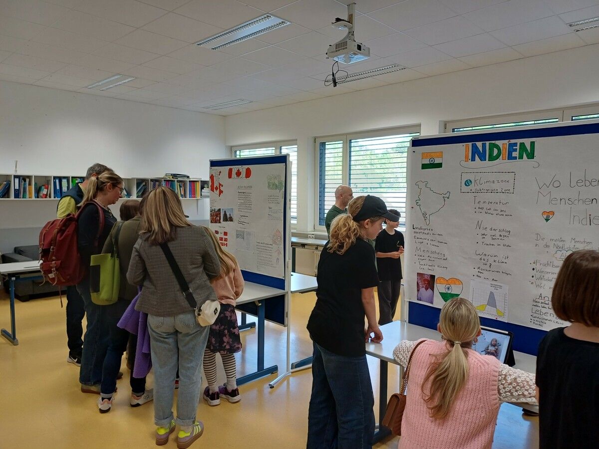 Motto-Woche zeigt Vielfalt: Schüler:innen präsentieren kreative Projekte aus aller Welt und begeistern ihr Publikum. ⇒Gymnasium Schillerstraße