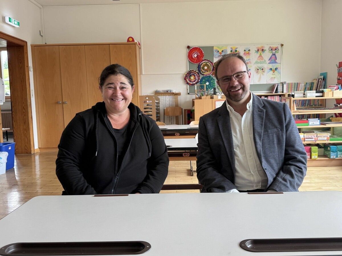 Mutter Manuela Weber und Ortsvorsteher Christoph Seeberger freuen sich über die Entscheidung von Barbara Schöbi-Fink, dass die Volksschule Gurtis erhalten bleibt. ⇒vol.at/Strobel