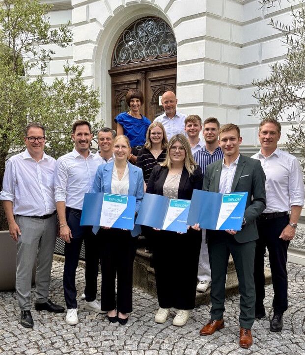 Neue Berater Mit dem erfolgreichen Abschluss der Beraterausbildung „Private Classic“ verstärken Selina Madertoner, Fabienne Rauter und Sebastian Vogelmann ab sofort das Team der Dornbirner Sparkasse. In den vergangenen Monaten absolvierten sie eine intensive Kombination aus fachlicher Ausbildung und praktischer Erfahrung.⇒SPK