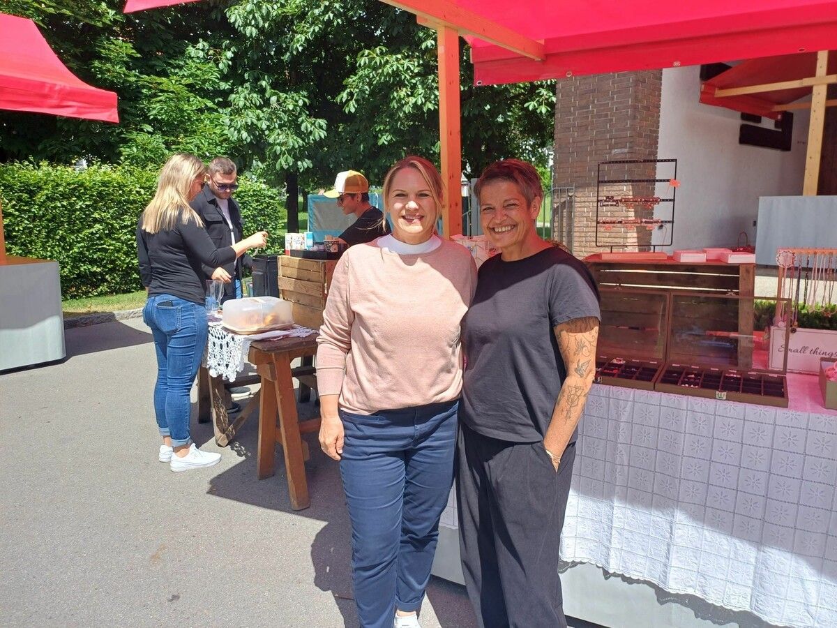 Nicole von Beck (r.) und Daniela Ritter haben den Kluser Monatsmarkt ins Leben gerufen. ⇒Thomas Knobel (2)