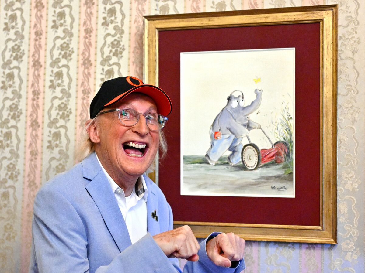 Otto Waalkes vor einem seiner Ottifanten-Kunstwerke in der Albertina.⇒apa