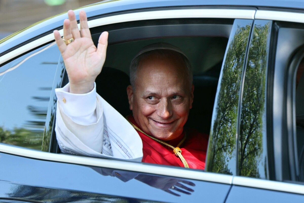 Papst Leo XIV winkt bei seiner Abfahrt von der Nuntiatur zur Almudena-Kathedrale in Madrid. AFP (5)