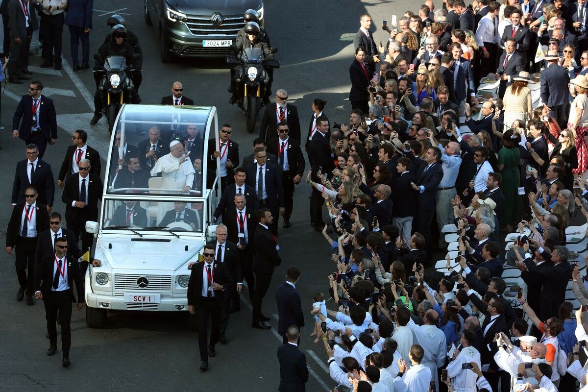 Papst Leo XIV. winkt bei seiner Ankunft zur Messe auf der Plaza de Cibeles in Madrid aus dem Papamobil. ⇒AFP